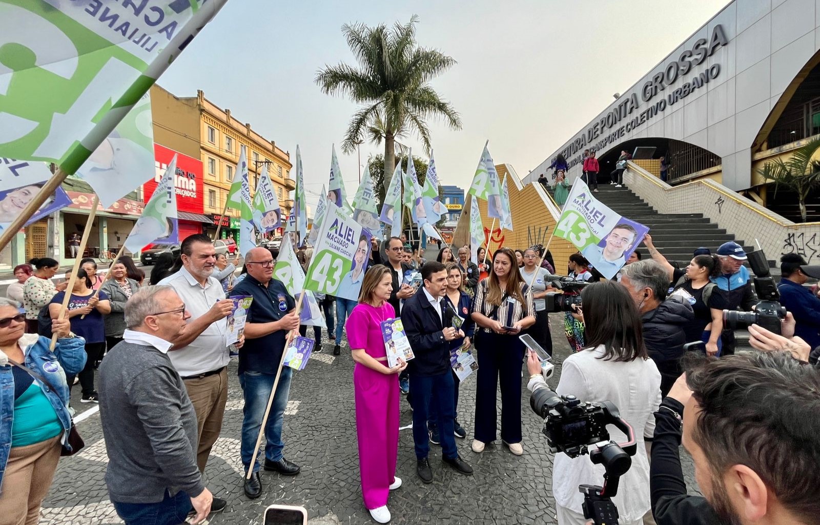 Aliel Machado (PV) e Liliane Chociai (PSB) durante caminhada pelo Centro de Ponta Grossa