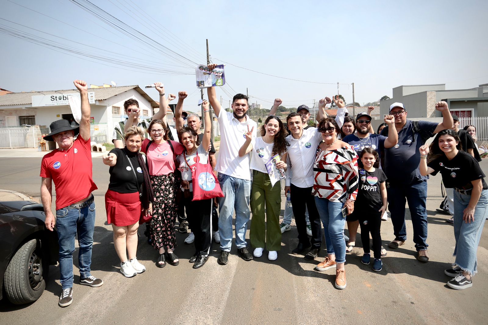 Aliel Machado (PV) esteve em vilas da cidade para se aproximar dos eleitores