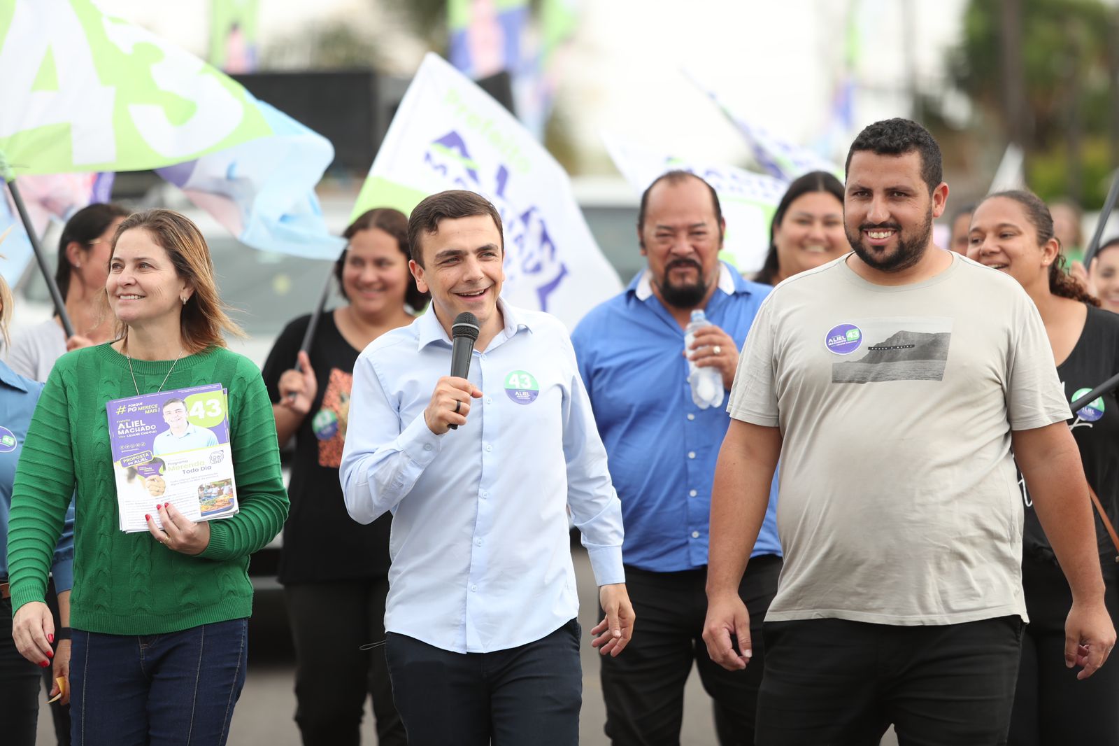 Aliel Machado (PV) durante caminhada com apoiadores, nesta quinta-feira (19)