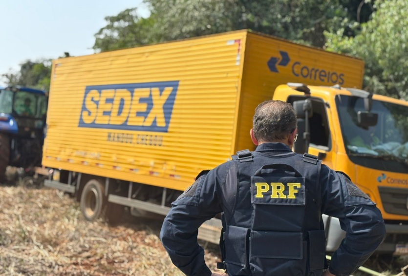 Veículo pertence a uma empresa prestadora de serviços dos Correios