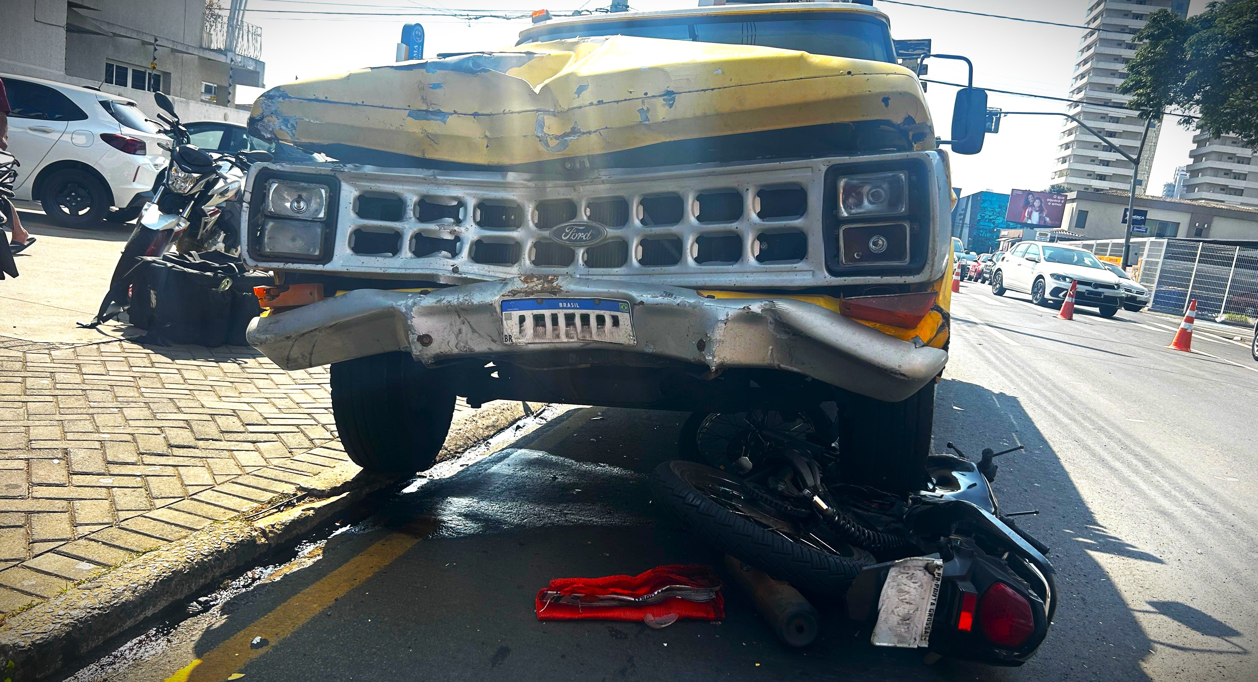 Uma das motocicletas parou na parte de baixo do carro