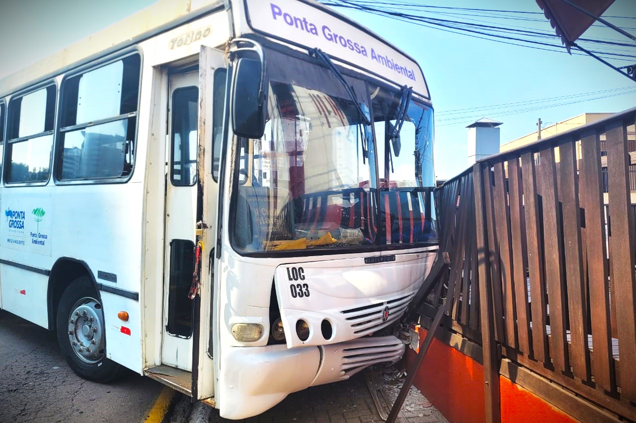 Ônibus ficou com a parte da frente danificada