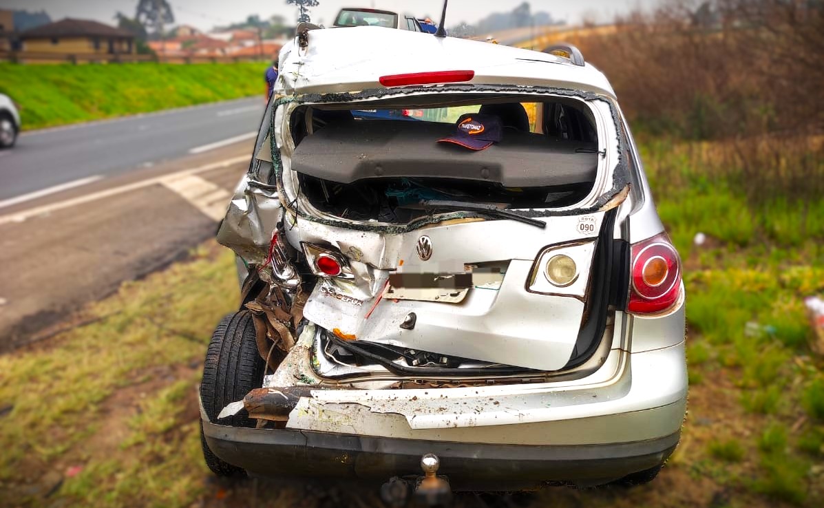 Acidente deixou um dos carros bastante danificado