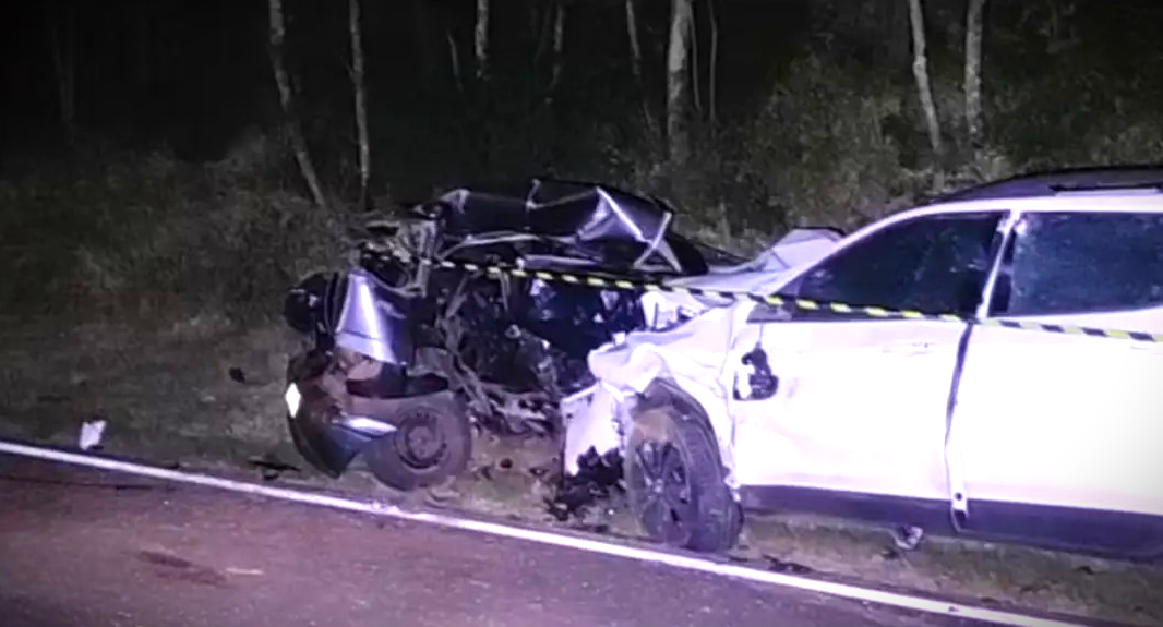 Colisão frontal aconteceu entre um Fiat Palio e um Fiat Toro