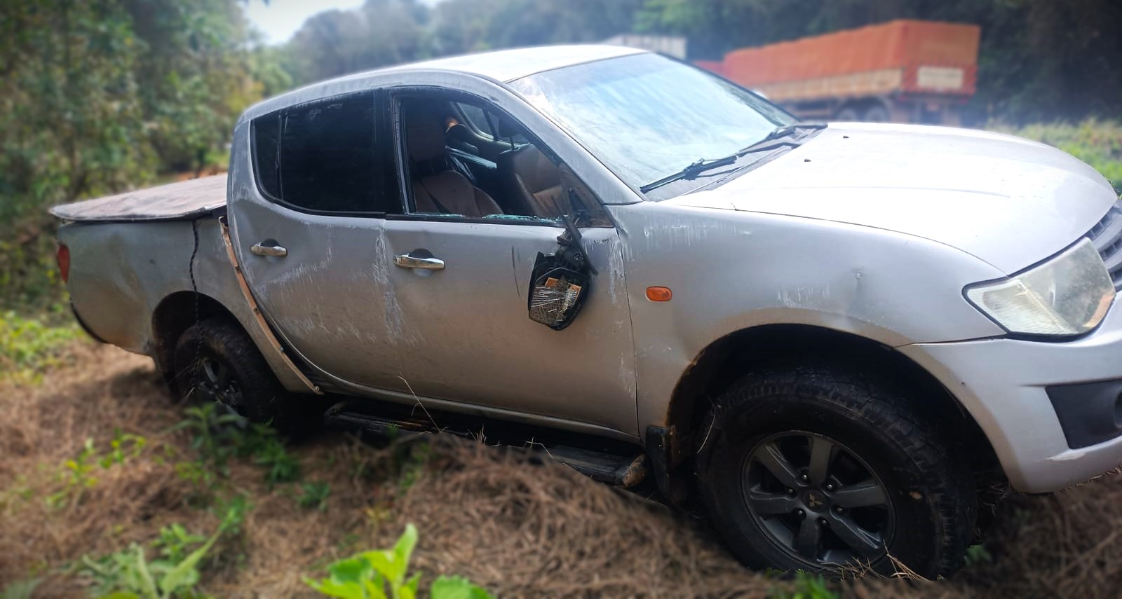 Veículo Mitsubishi L200 tem placas de Piraí do Sul