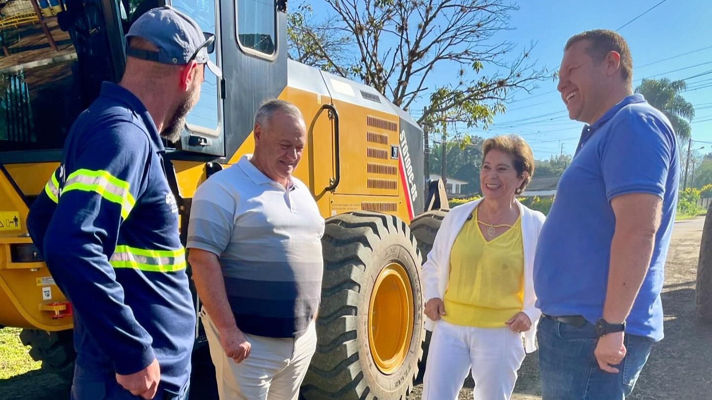 Paulo Balansin acompanha obras de asfalto novo em Ponta Grossa, junto de Elizabeth Schmidt