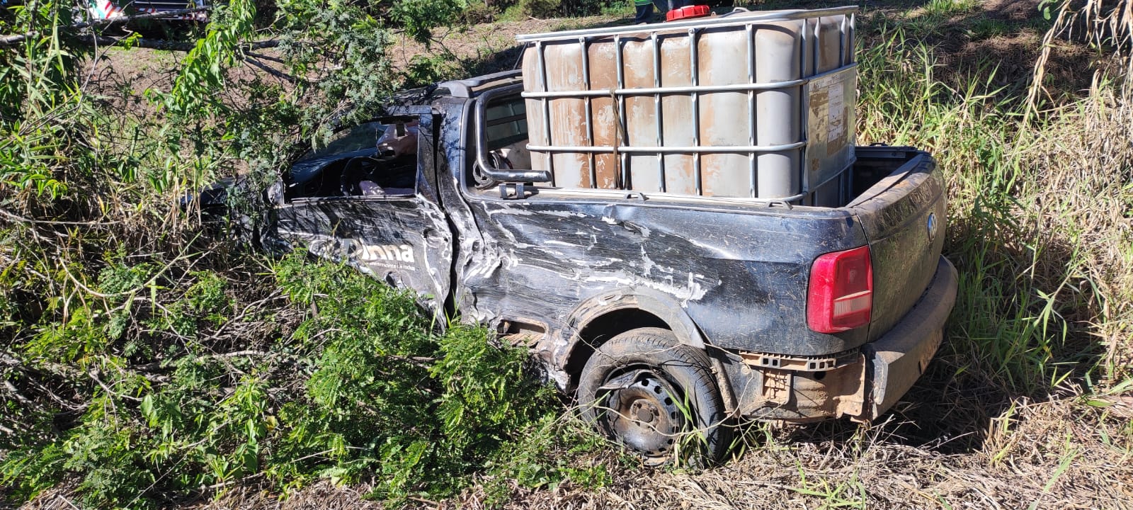 Condutor da VW Saveiro teve ferimentos leves e foi levado para um hospital