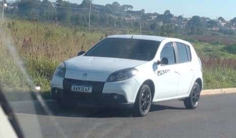 Carro estava abandonado na rua Padre Arnaldo Jansen, no Cará-Cará