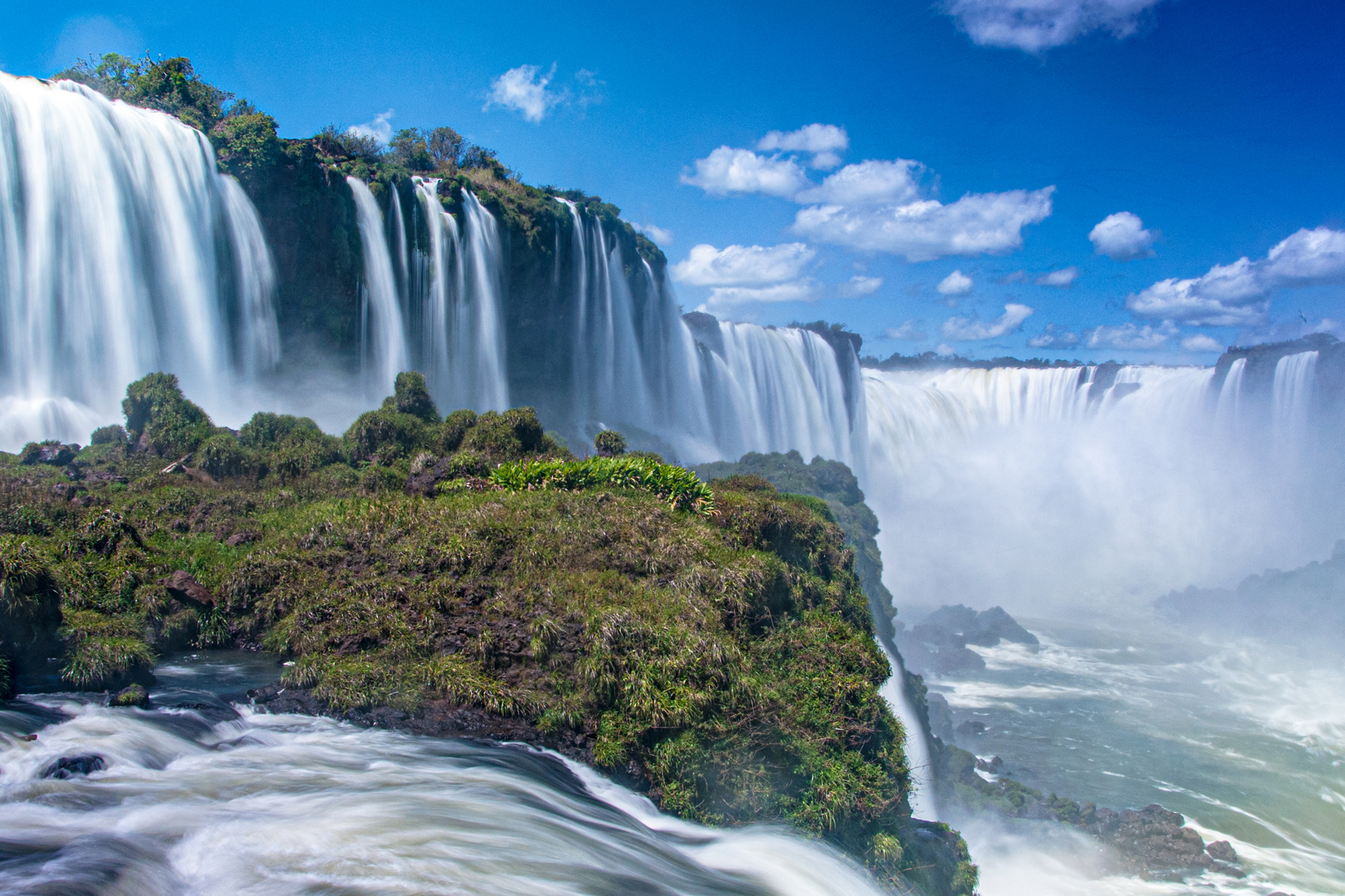 Cataratas do Iguaçu são mundialmente conhecidas por seu conjunto de 275 quedas de água