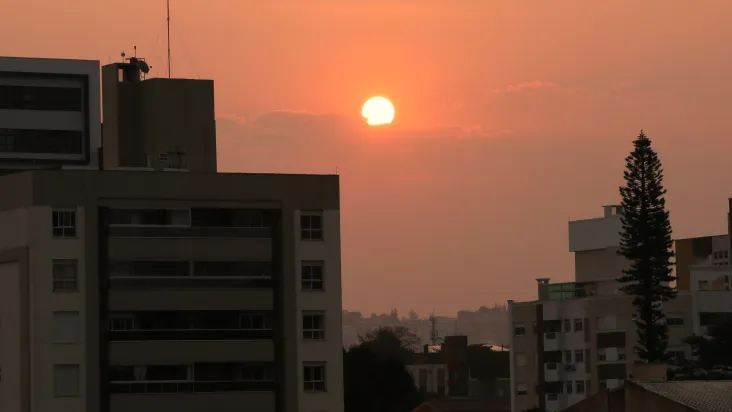 Fenômeno é explicado pela baixa umidade do ar e alto nível de poluentes na atmosfera