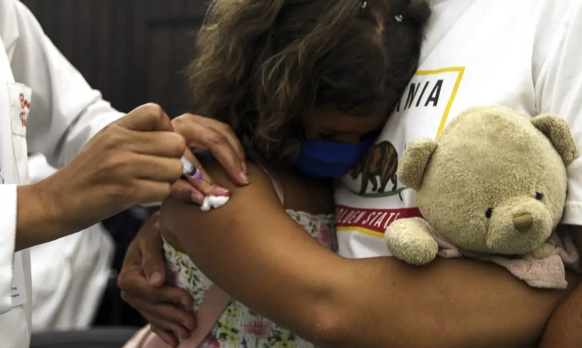 Conhecida como "tosse comprida", a coqueluche é uma doença aguda respiratória bastante contagiosa