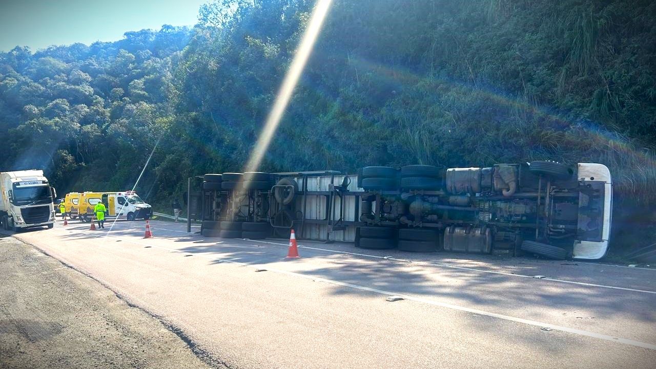 Caminhão tombou na faixa da esquerda (1) da rodovia