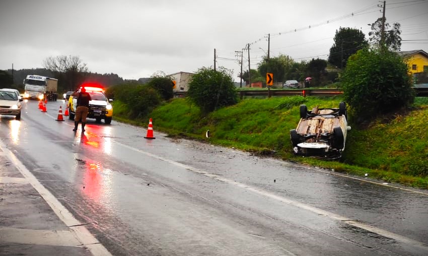 Capotamento aconteceu na PR-151, no km 308 da rodovia