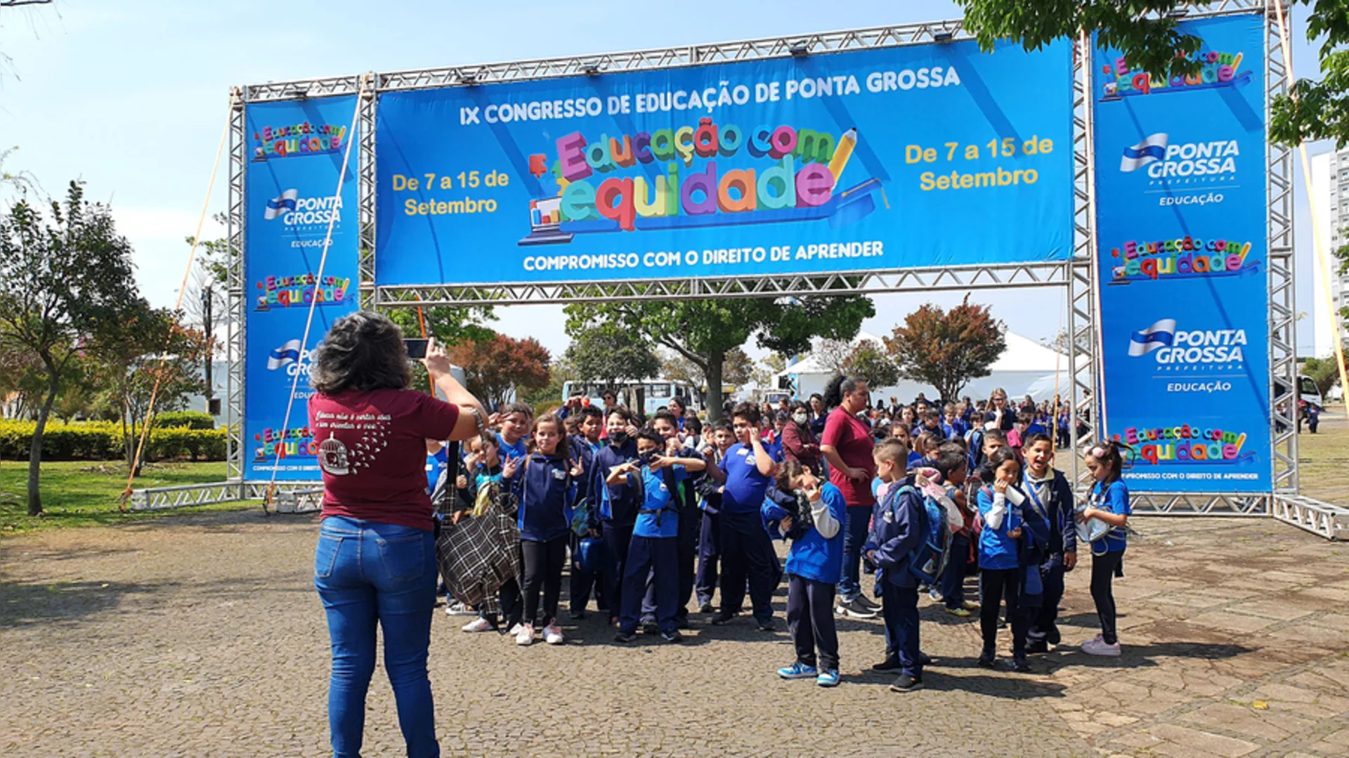 As palestras abordam temas como Educação Infantil, Ensino Fundamental, Infância, Educação Especial Inclusiva, Educação Física, entre outros.