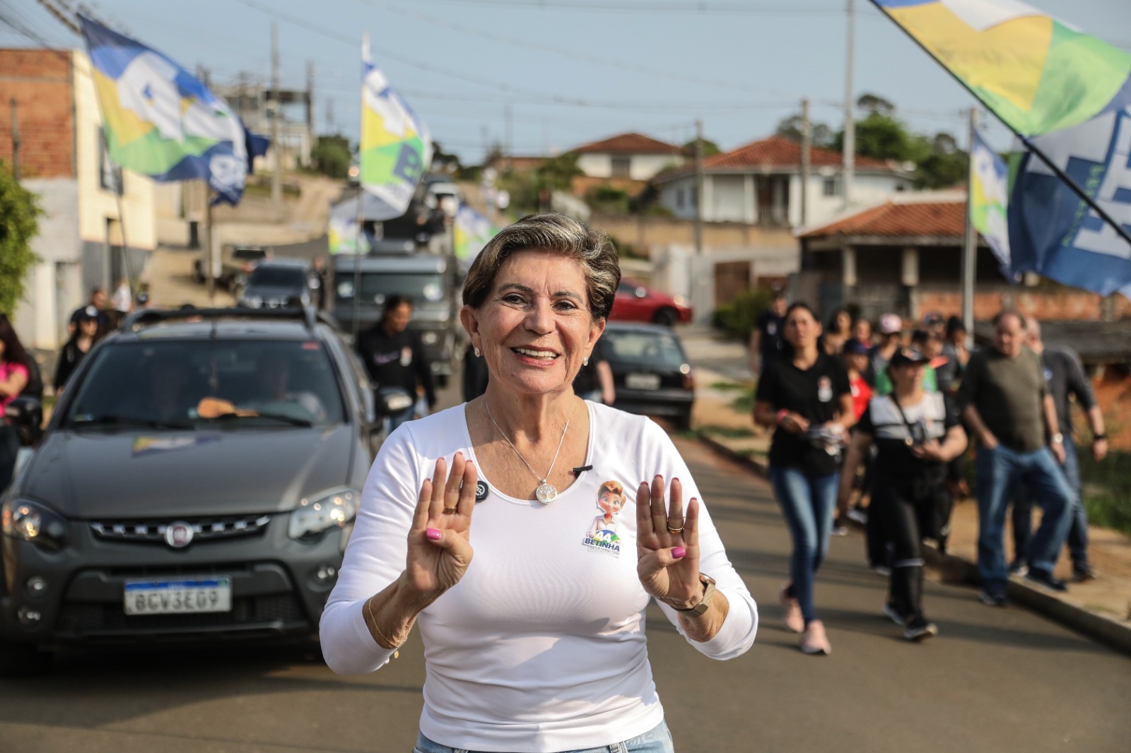 Elizabeth Schmidt (União) durante ação de campanha nas ruas do Jardim Barreto