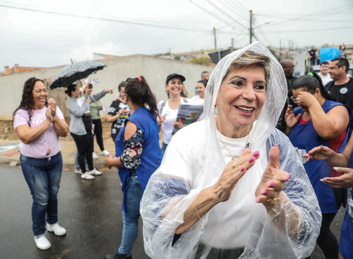 Elizabeth Schmidt (União) durante ação de campanha em 
Guaragi