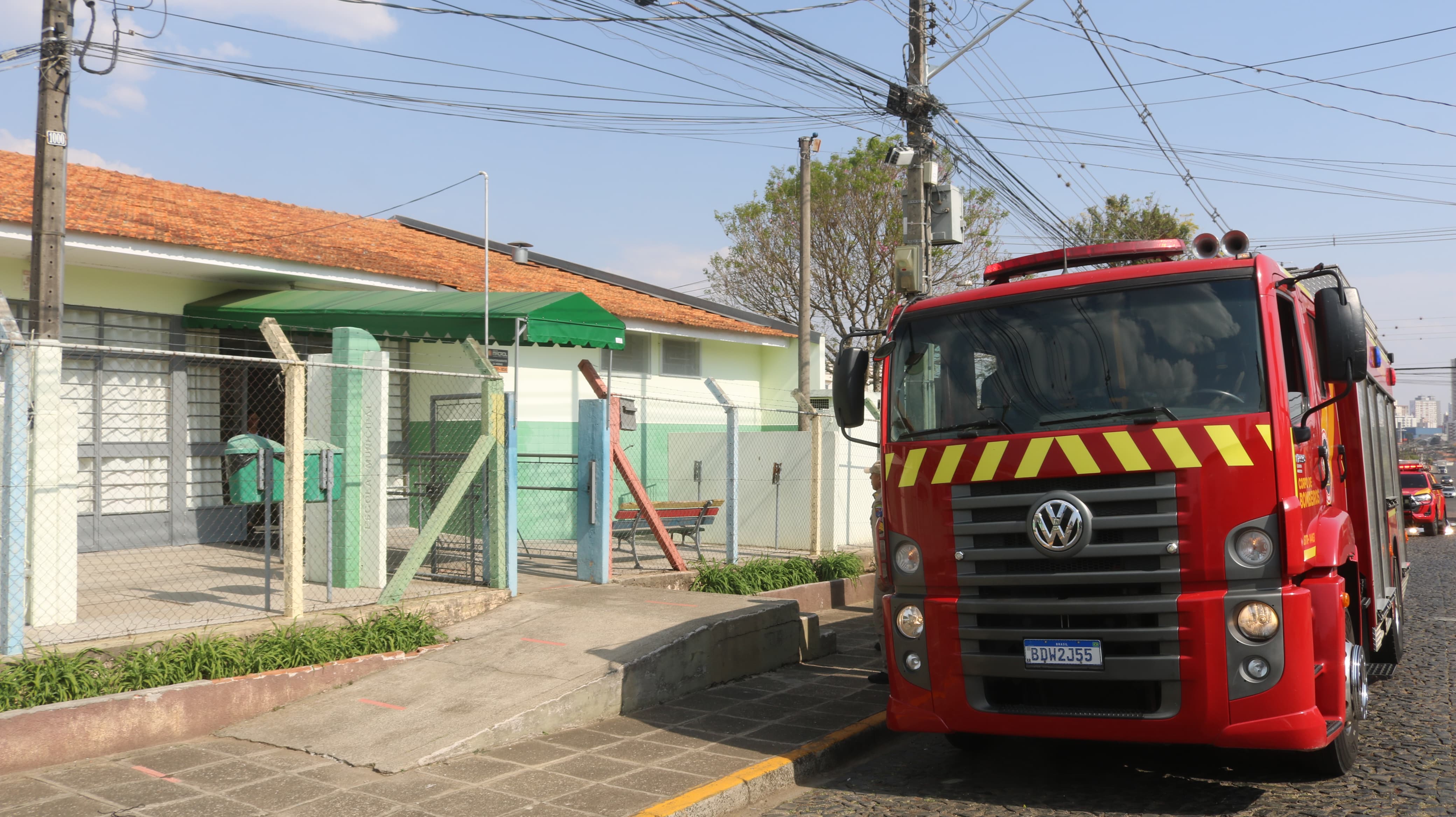 Brigadistas do Corpo de Bombeiros estiveram na instituição de ensino