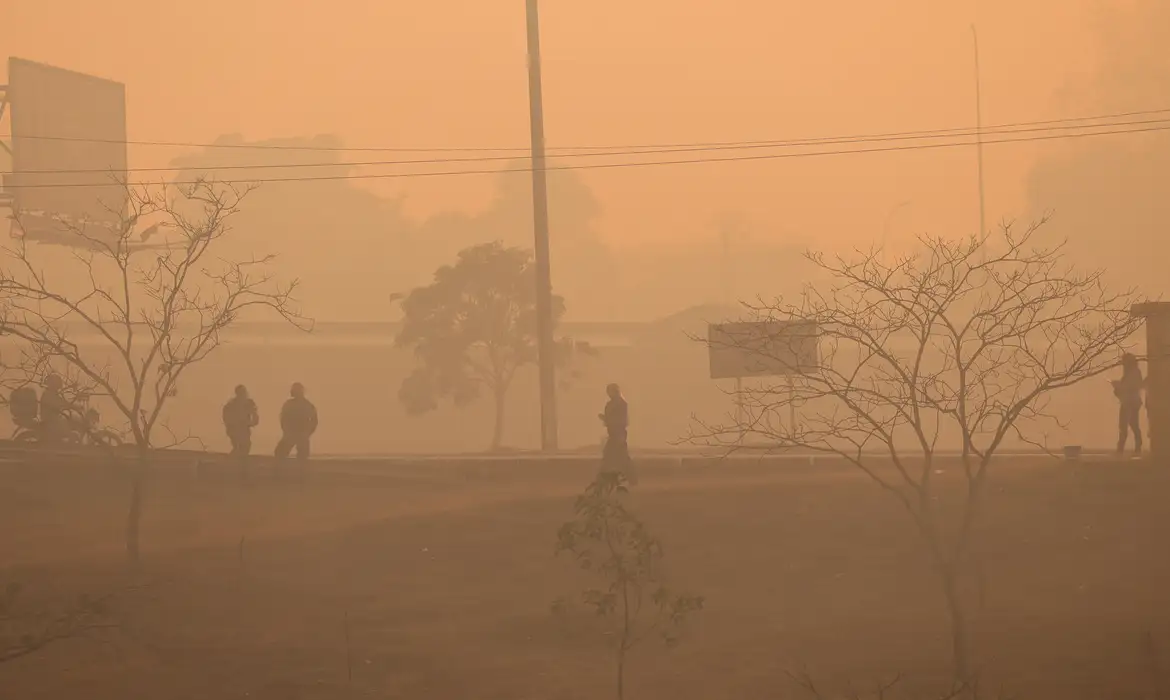 Nuvens de fumaça se espalham pelo país, alterando paisagens