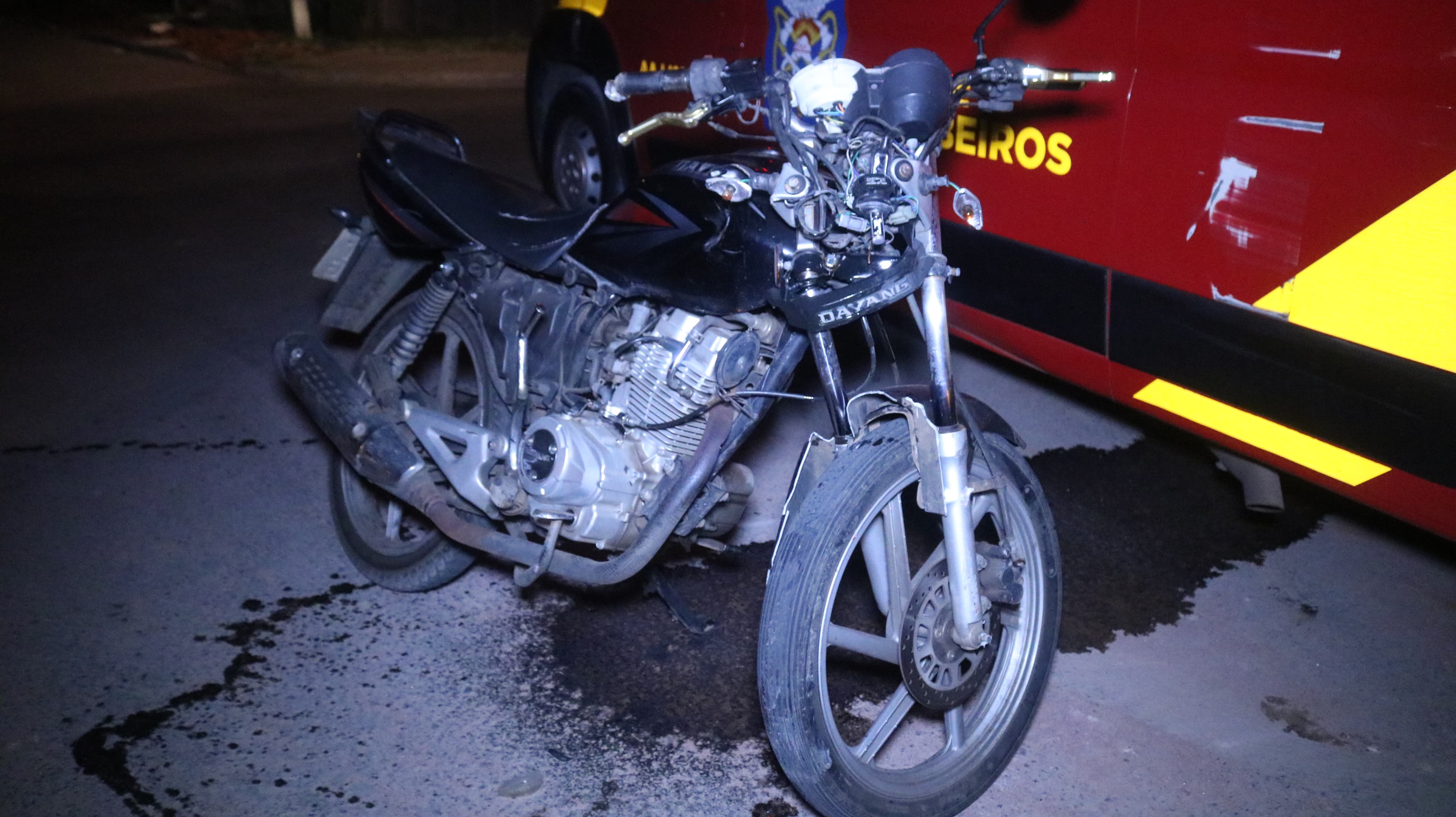 Motocicleta teve vários danos na parte dianteira. O piloto ficou ferido