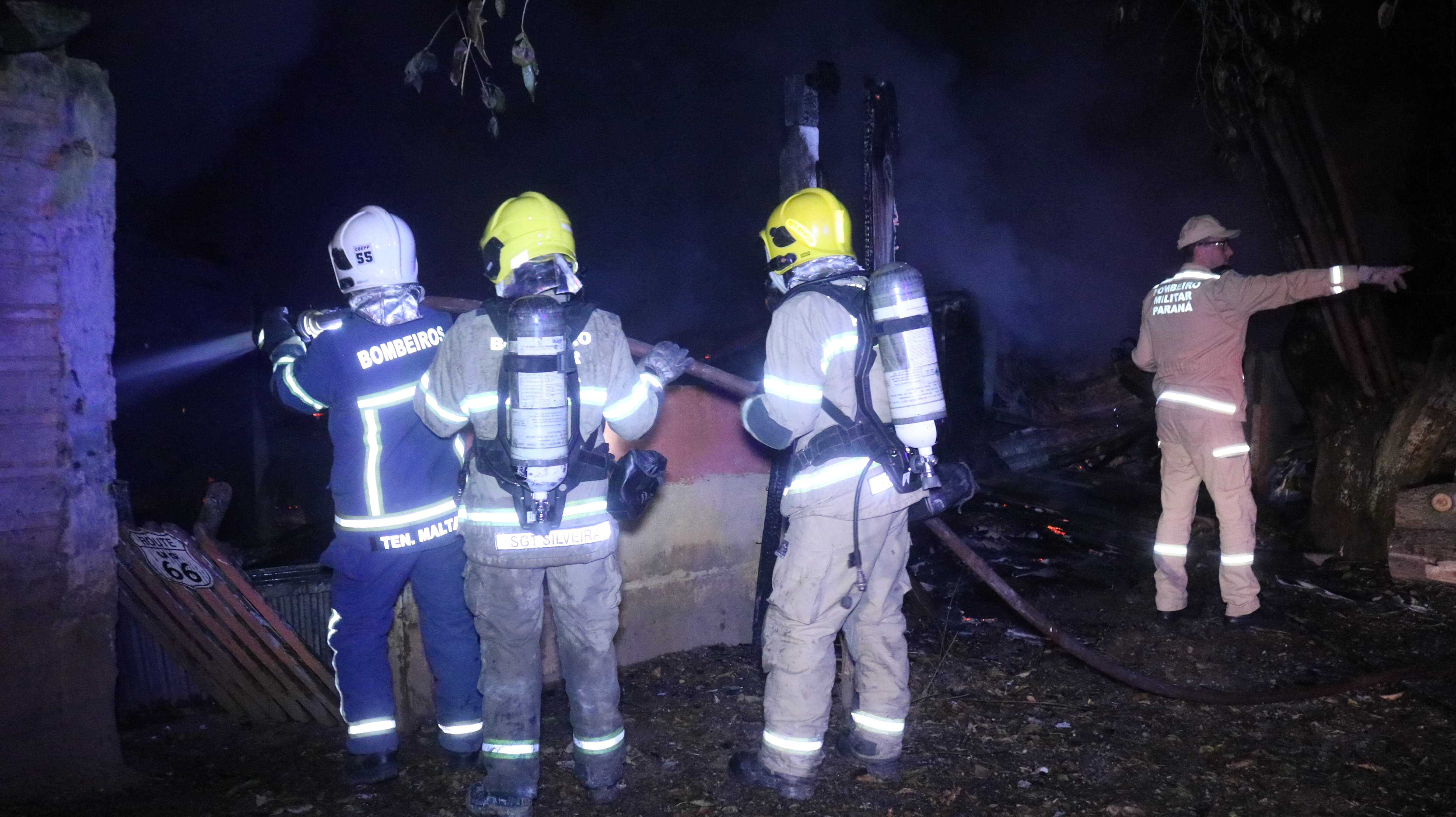 Brigadistas do Corpo de Bombeiros atuaram no controle do incêndio