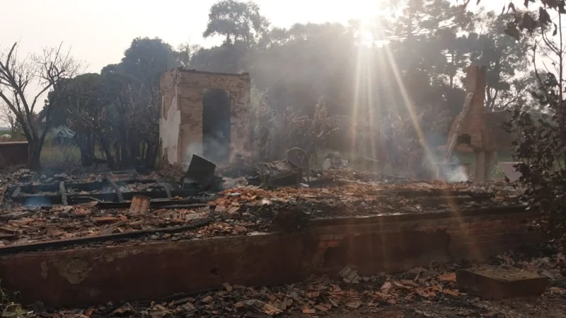 Equipe do Corpo de Bombeiros fizeram o rescaldo dos escombros