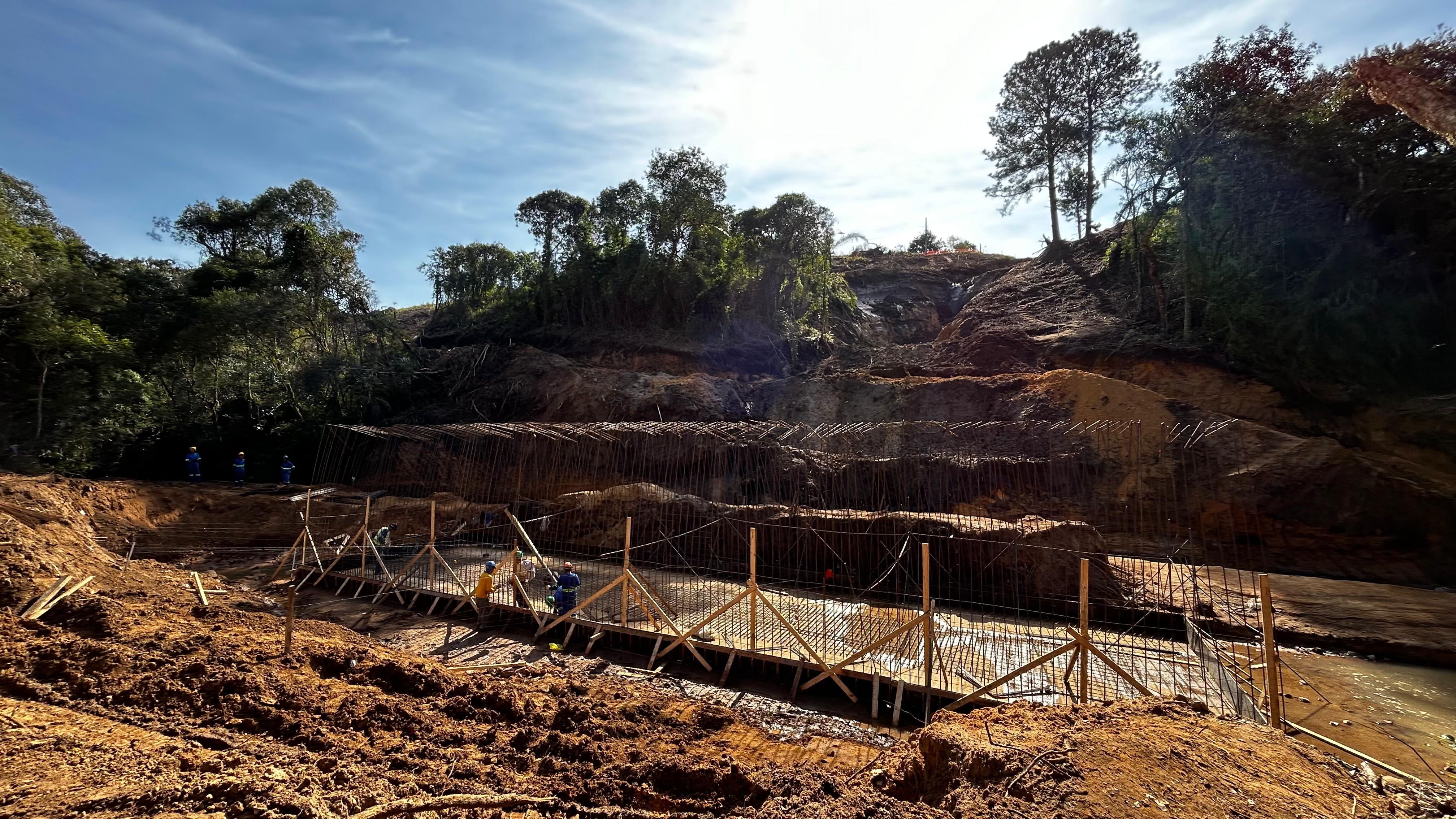 Obra está em fase de construção de bueiro celular