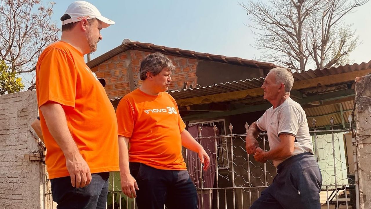 Dr. Magno e Beto Okazaki realizam caminhadas por vilas de Ponta Grossa e buscam aproximação com eleitorado