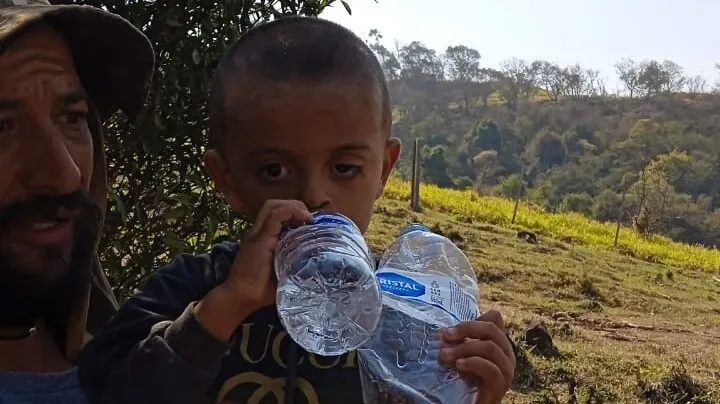 Menino está consciente e orientado