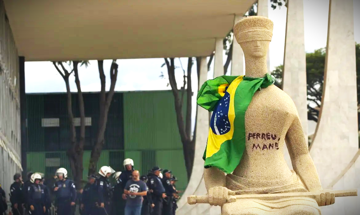 Escrita foi colocada em frente à sede do Supremo Tribunal Federal