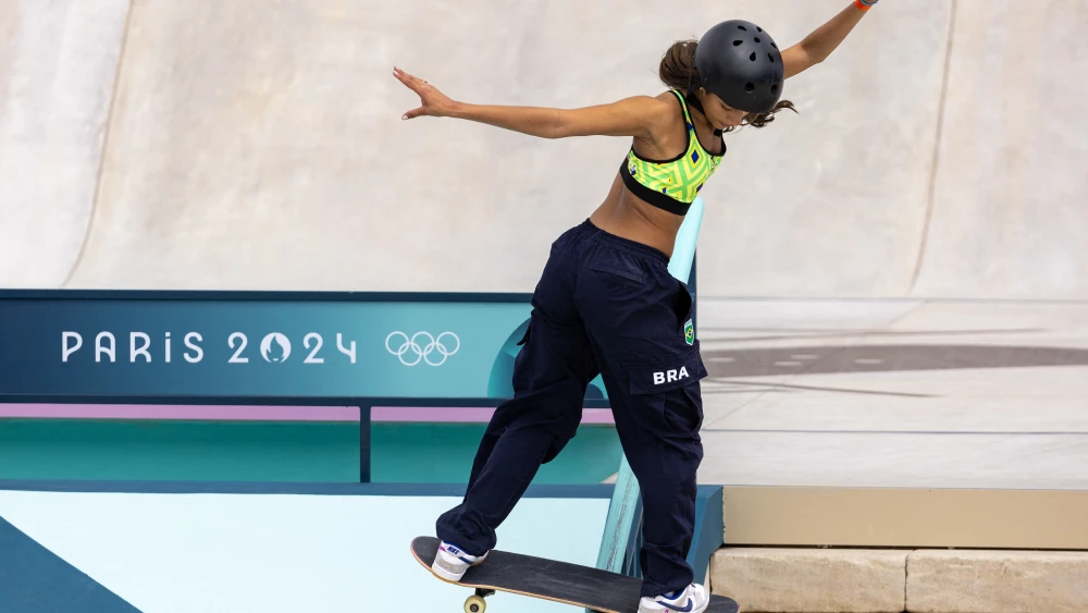 Rayssa Leal durante prova do Skate Street nos Jogos Olímpicos de Paris