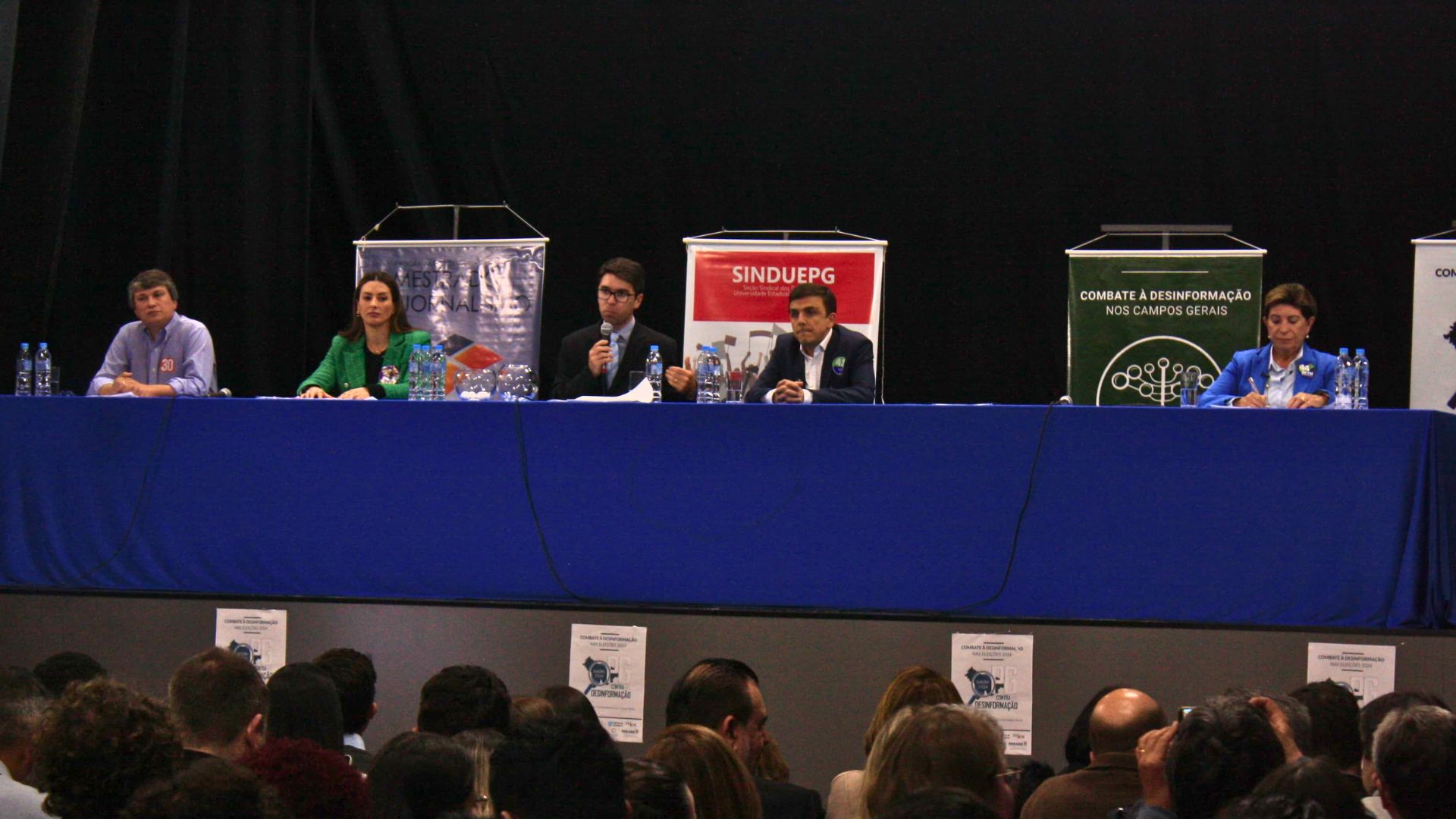 Espaço do candidato ficou vazio durante todo o debate