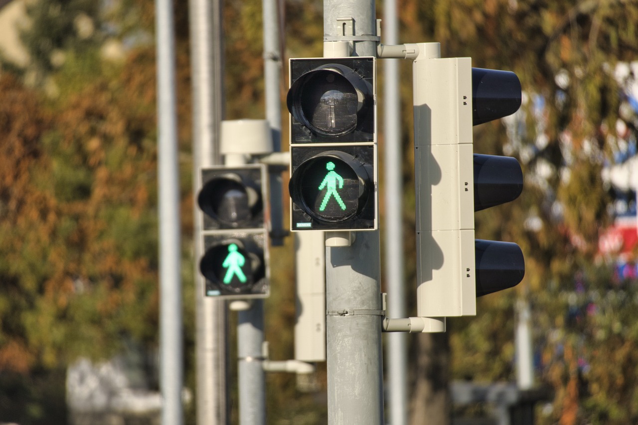 Semáforo direcionado para a travessia de pedestres é instalado na Avenida Monteiro Lobato