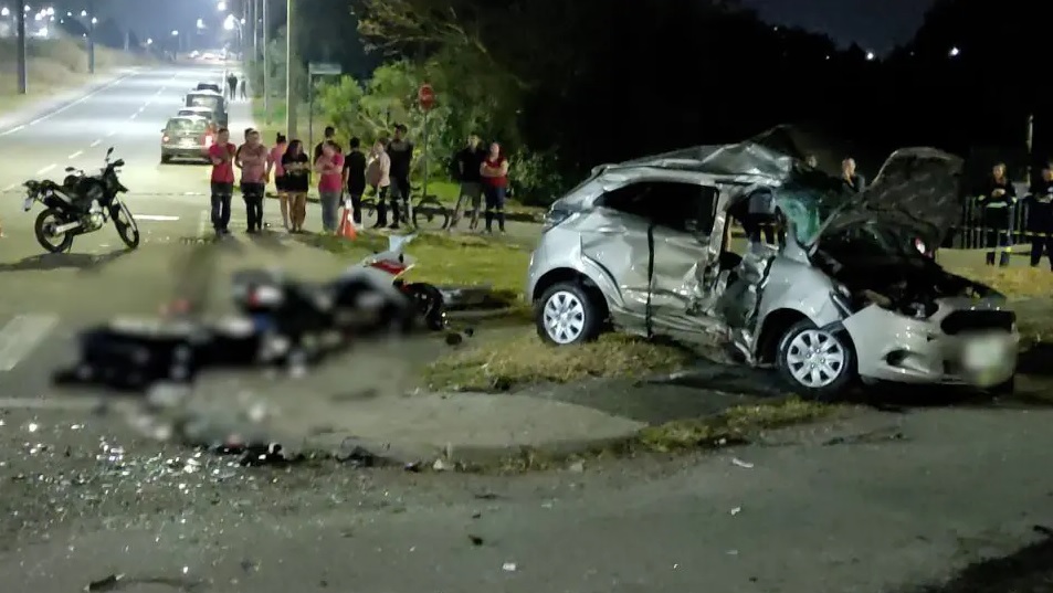 Veículo capotou após o forte impacto da motocicleta