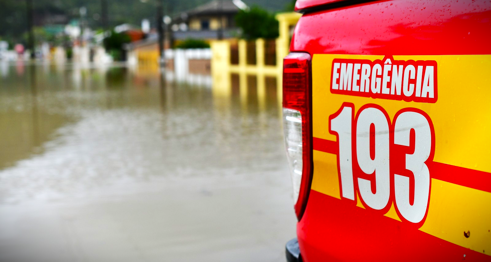 Equipes dos Bombeiros e da Defesa Civil estão realizando os trabalhos