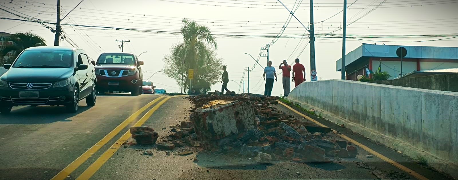 Pedras teriam caído de um caminhão, que seguia sentido Centro/Bairro