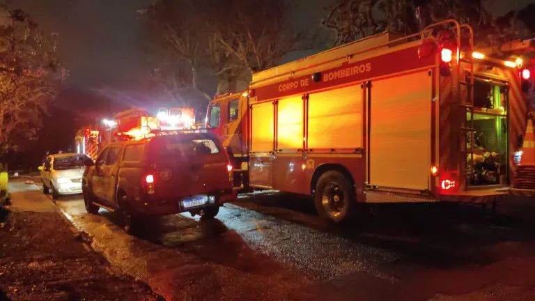 As chamas tomaram cerca de quatro cômodos da casa