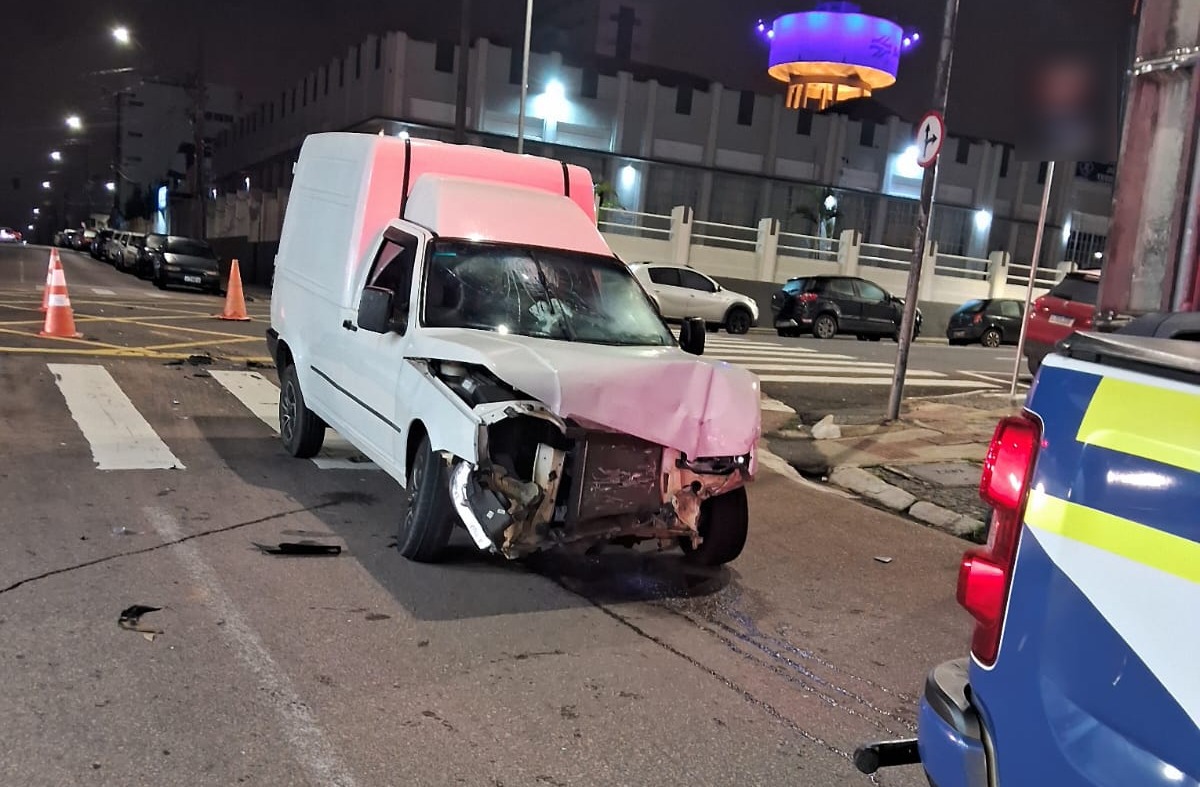 Veículo ficou com a frente destruída devido à gravidade do acidente