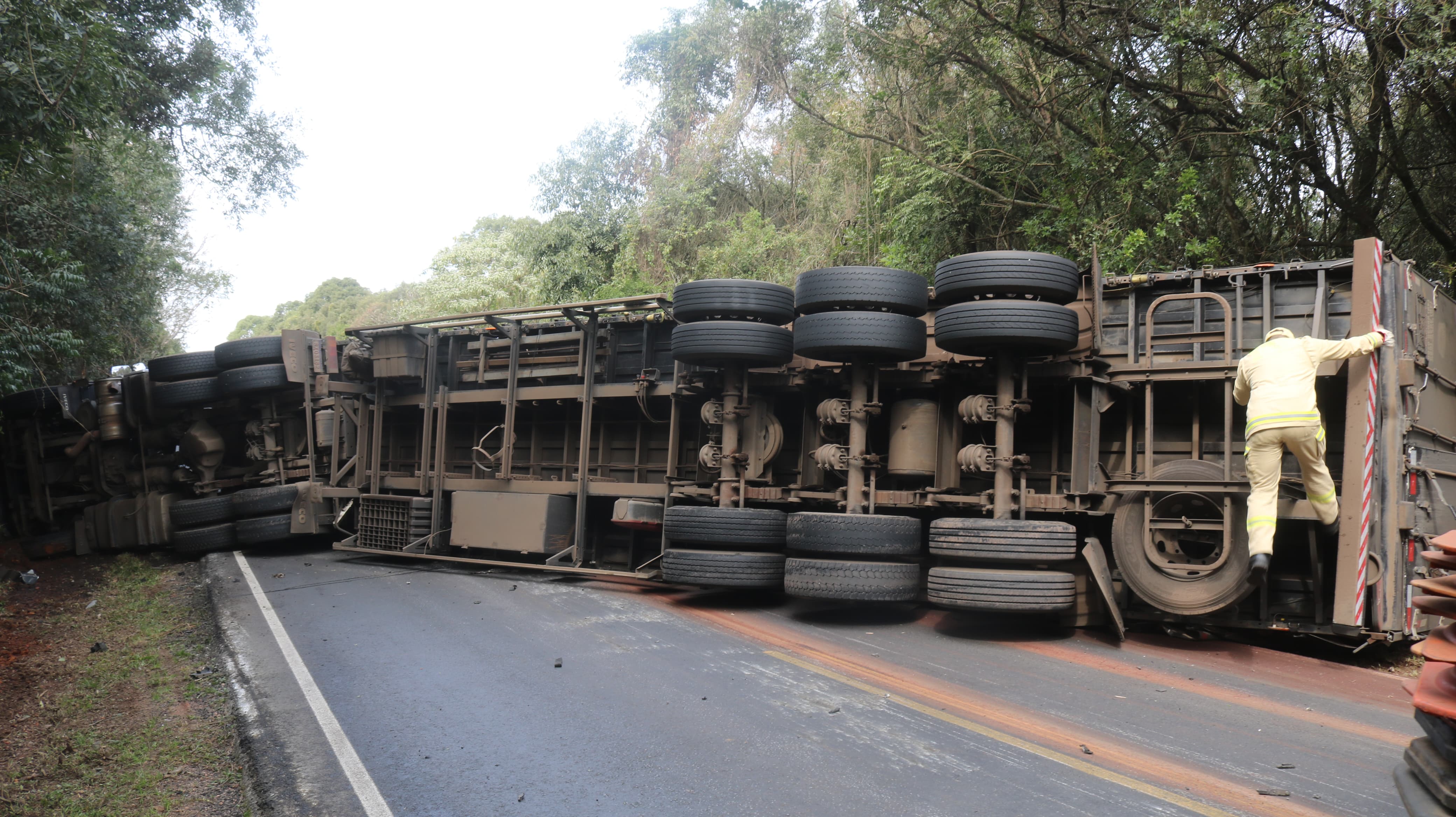 Pista da BR-151 ficou totalmente interdidatada