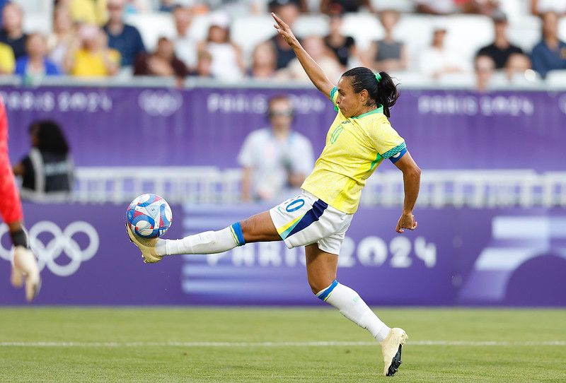 Brasil saiu na frente, mas levou dois gols nos acréscimos