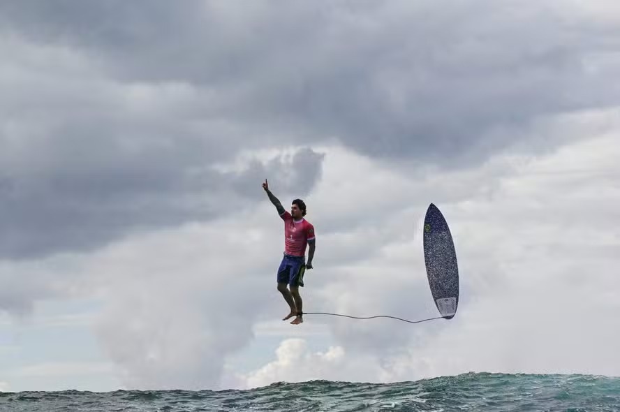 Imagem ilustrativa da imagem Medina e Chumbinho duelam nas quartas do Surfe em Paris