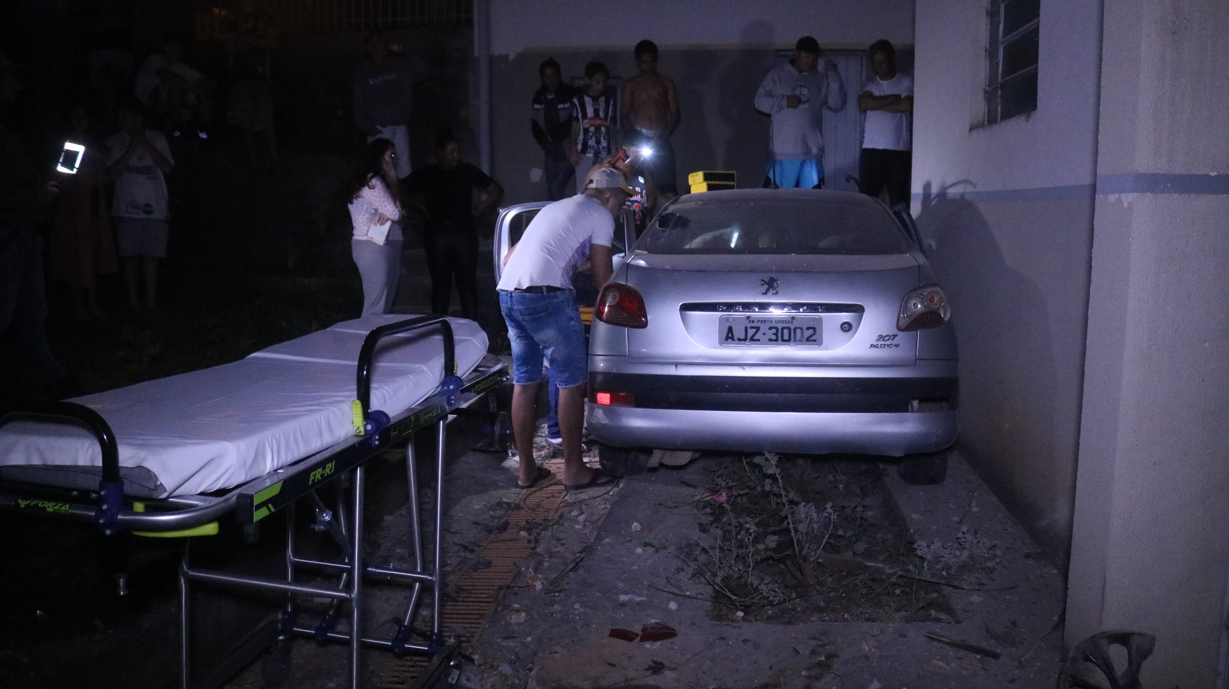 Acidente aconteceu na noite desse sábado, na rua Emiliano Perneta