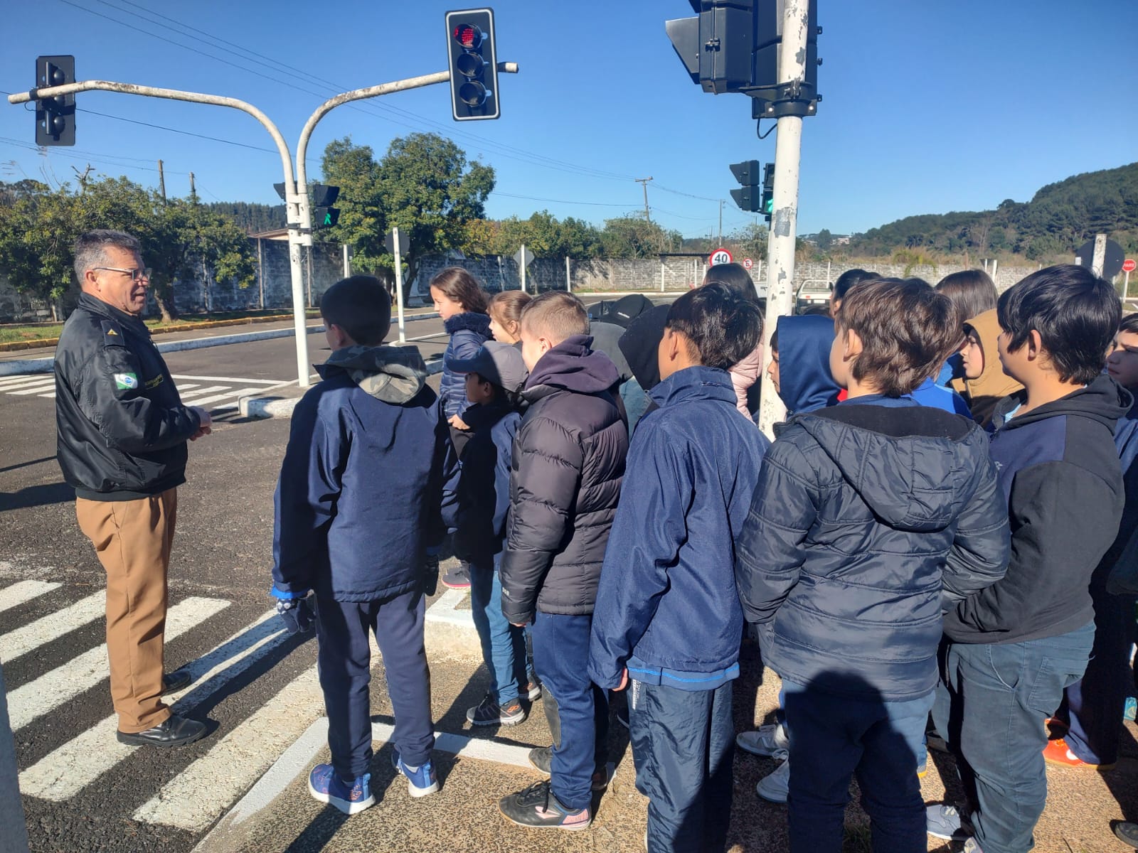 Durante a visita à Escola de Trânsito, a turma participou de uma atividade prática na mini malha viária, onde puderam aplicar os conhecimentos adquiridos