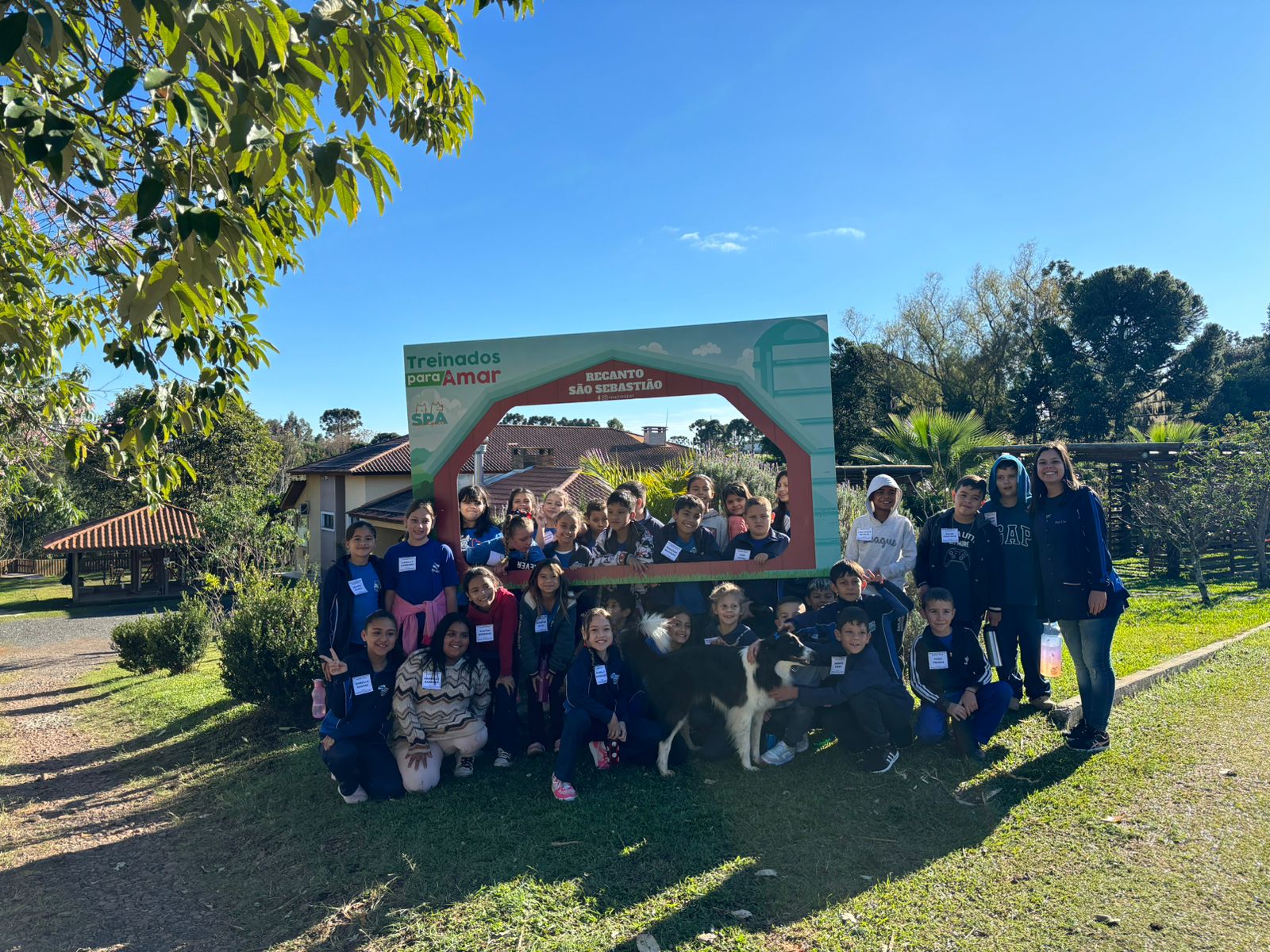 Durante a visita, as crianças revisitaram os conceitos sobre as zonas urbana e rural, observando de perto as diferenças e semelhanças entre os ambientes