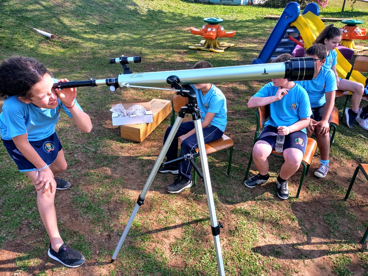 Parte das atividades realizadas pela turma envolveu a utilização de um telescópio