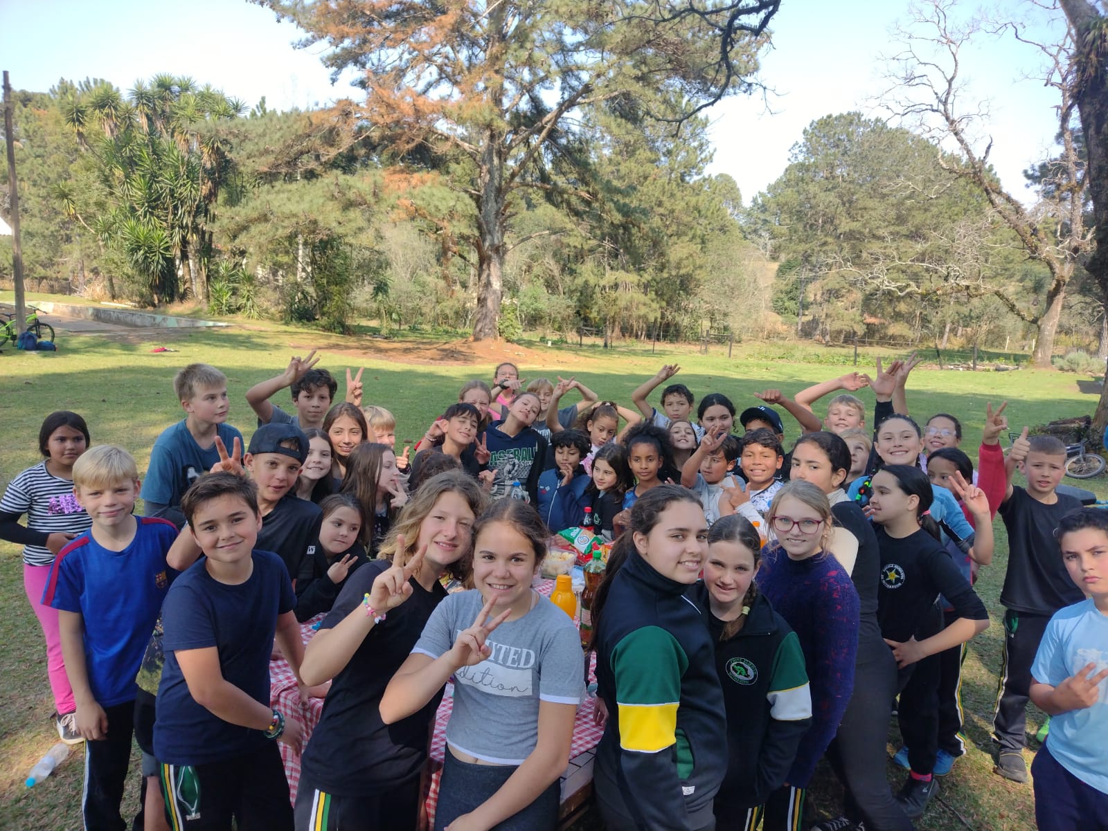 A finalização das atividades ocorreu com um passeio e piquenique em um parque próximo à escola, respeitando o direito ao lazer