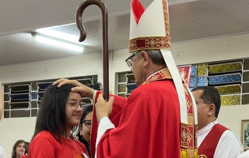 A celebração presidida pelo bispo reuniu 61 crismandos