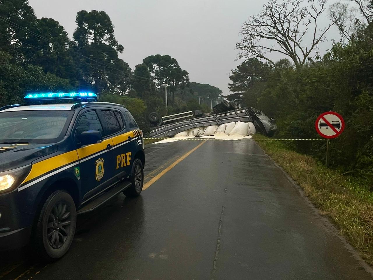 A rodovia na qual o veículo tombou ficou completamente interditada