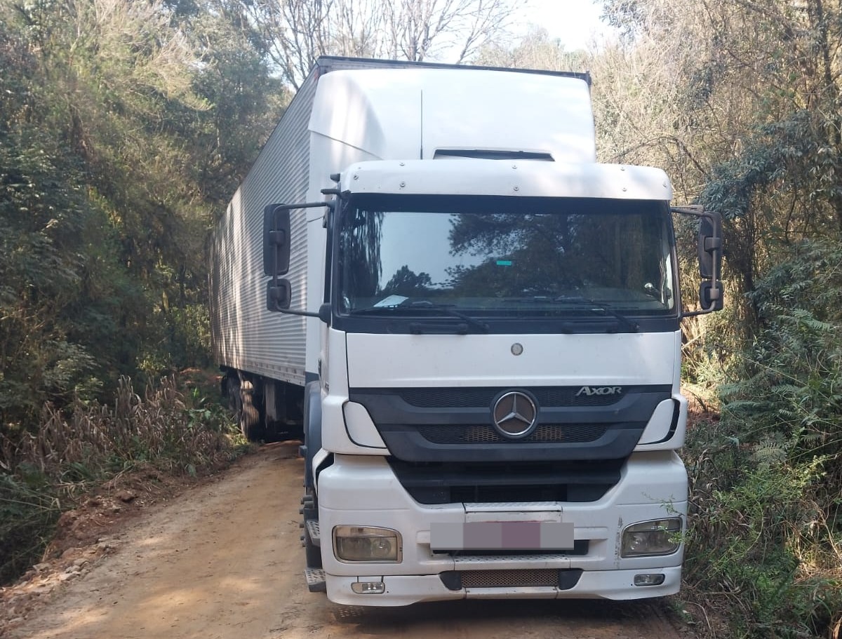 O veículo foi encontrado estacionado em uma propriedade na região de Itaiacoca