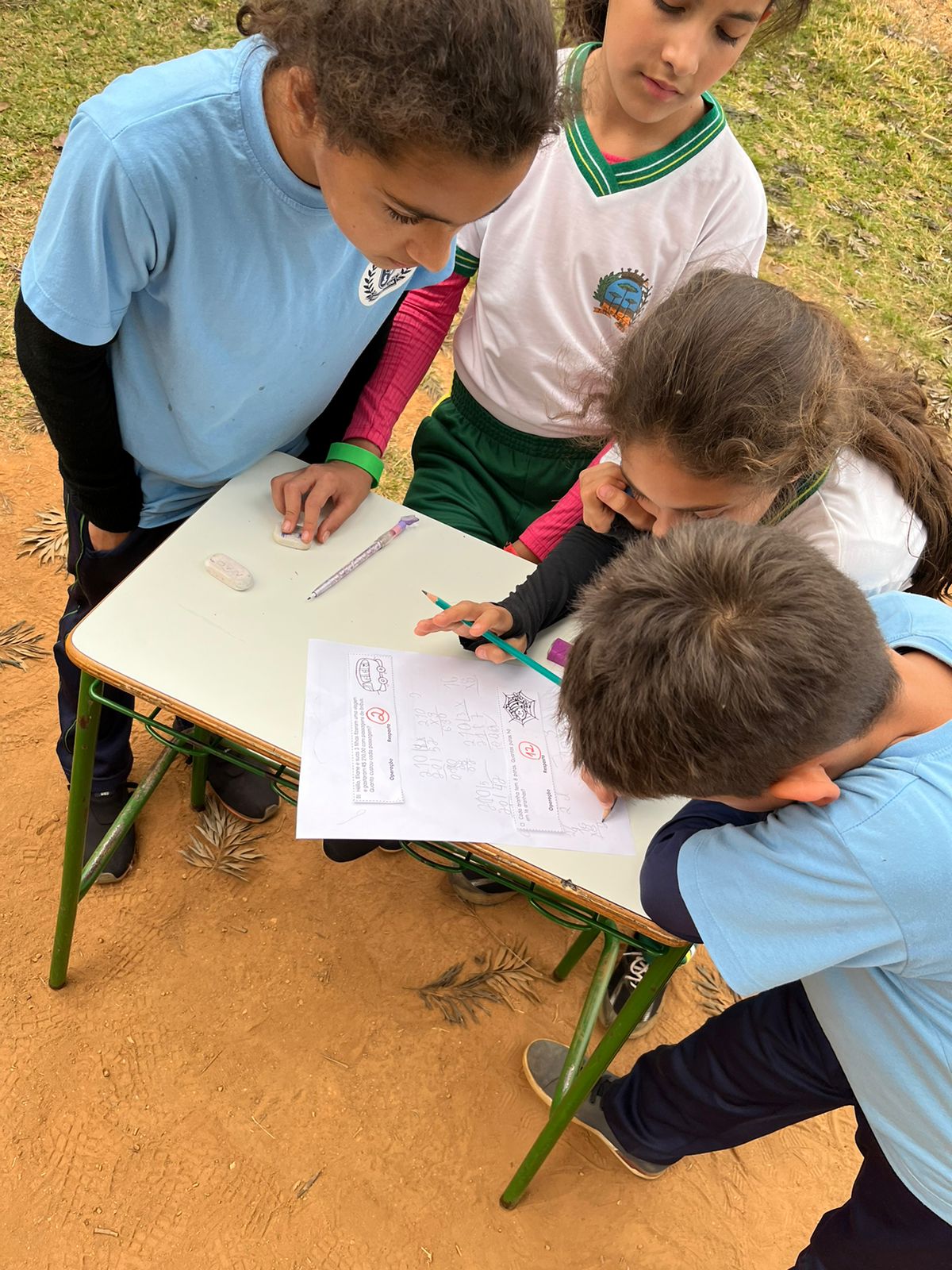 A atividade consistiu na resolução de situações-problema e busca pelos resultados na área da escola