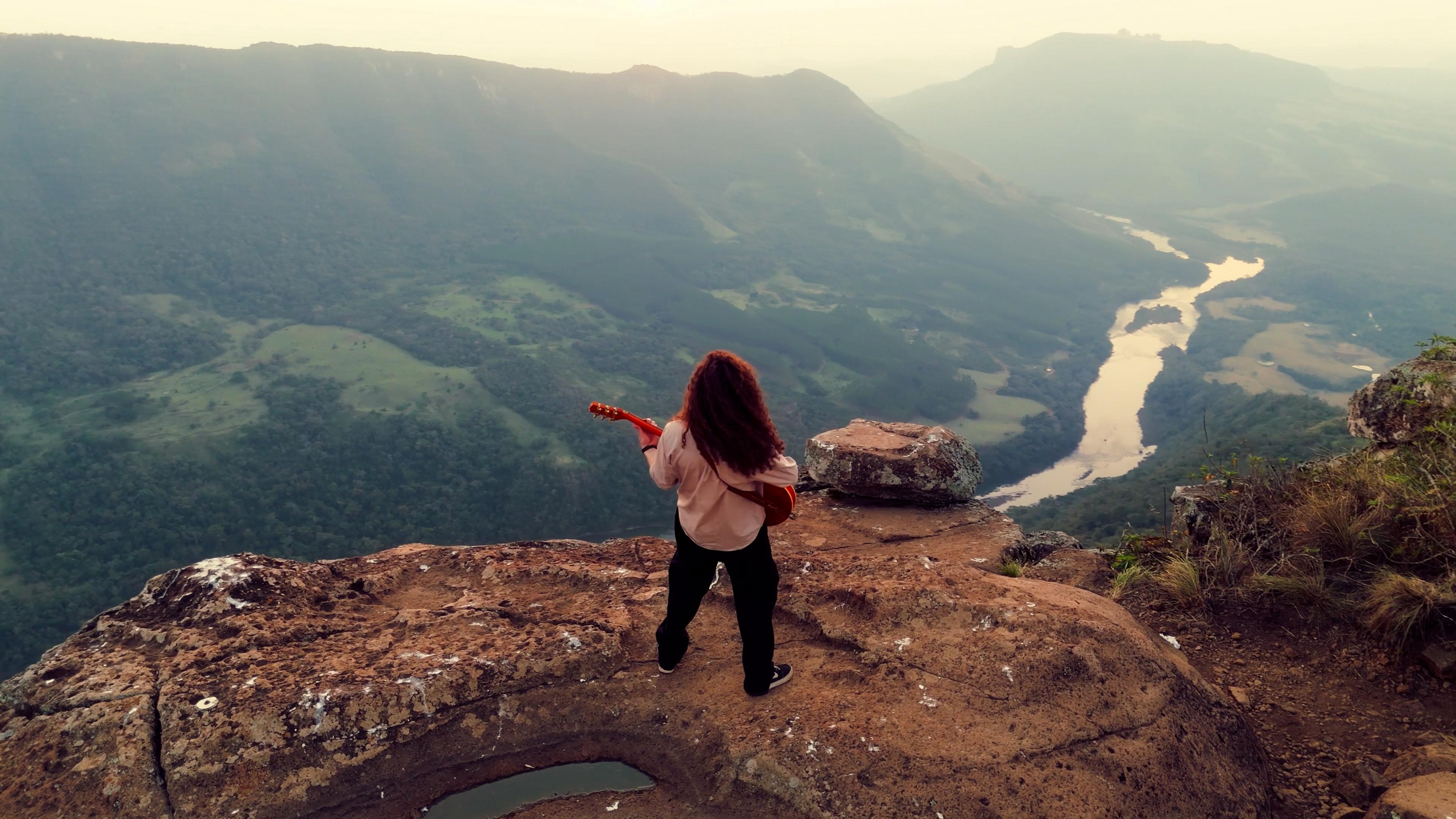 grandiosidade do Pico Agudo, com seus 1.400 metros de altitude, e o contato íntimo com a natureza reforçam a mensagem da canção